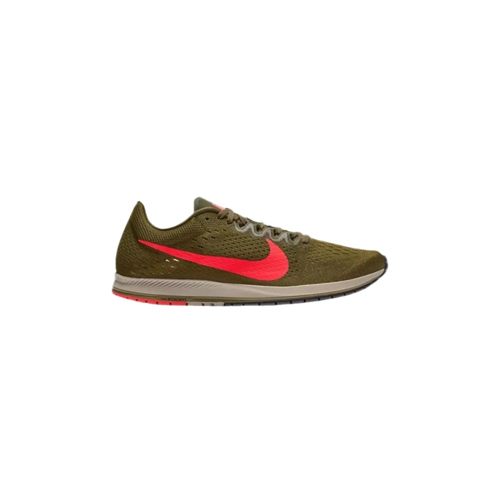 Nike Air Racing sneaker size 40 men’s 7, women’s 9 like new
